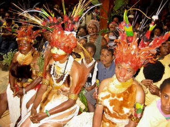 Papua N.Gw. Boże Narodzenie  dzieci w strojku tradycyjnym