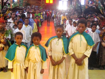 Papua N.Gw. ministranci dwie dziewczynki i dwóch chlopców ..proszę rozróżnić